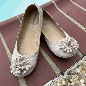 Bandolino nude flat slip ons size 8 with faux leather uppers.